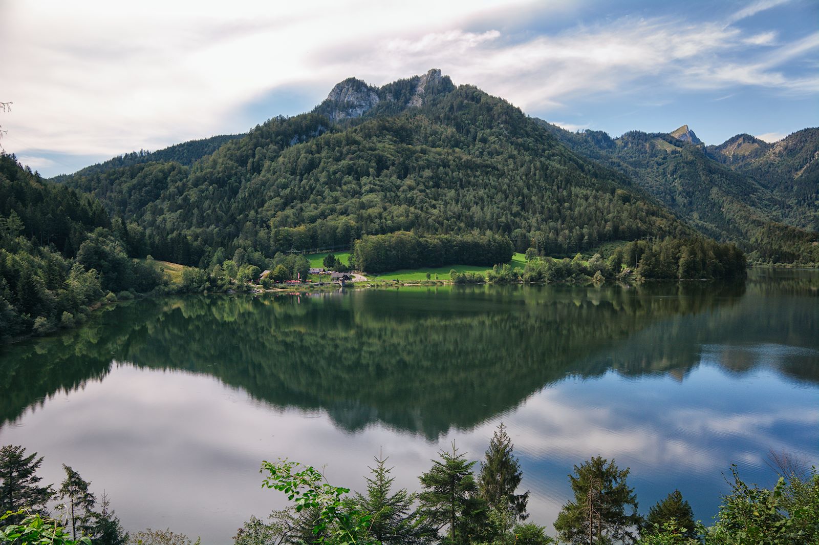 Blick vom Ostufer am Schwarzensee