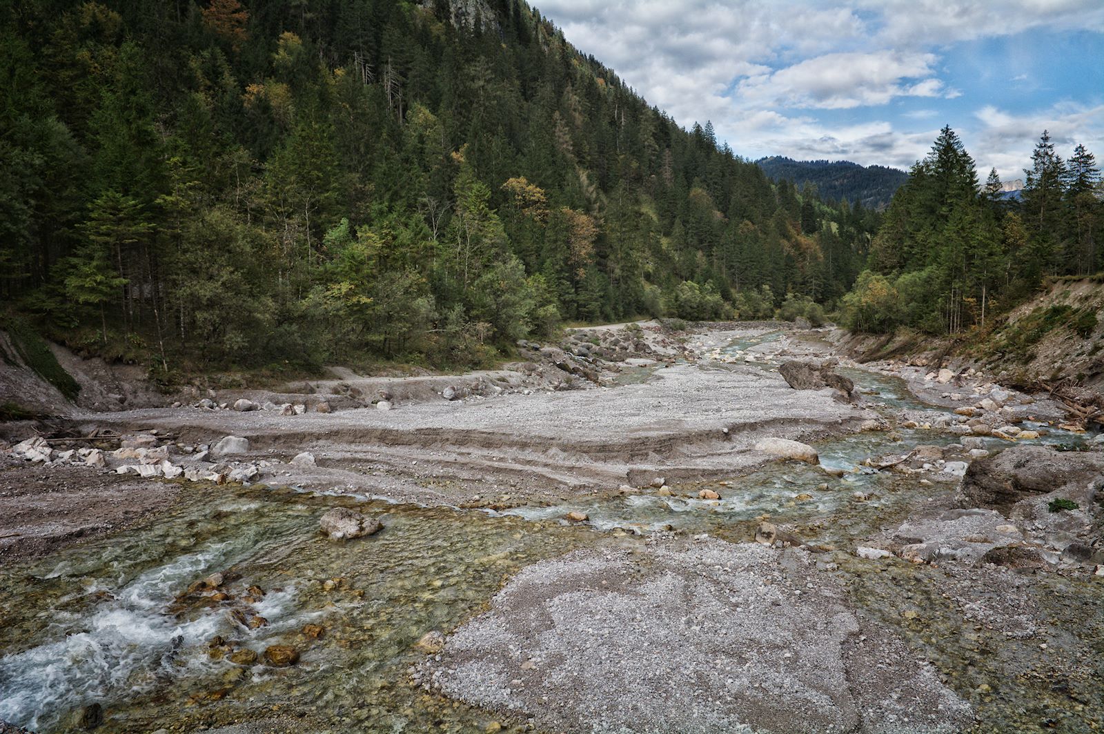 Der Wimbach tritt zu Tage an der Geschiebesperre im Wimbachtal