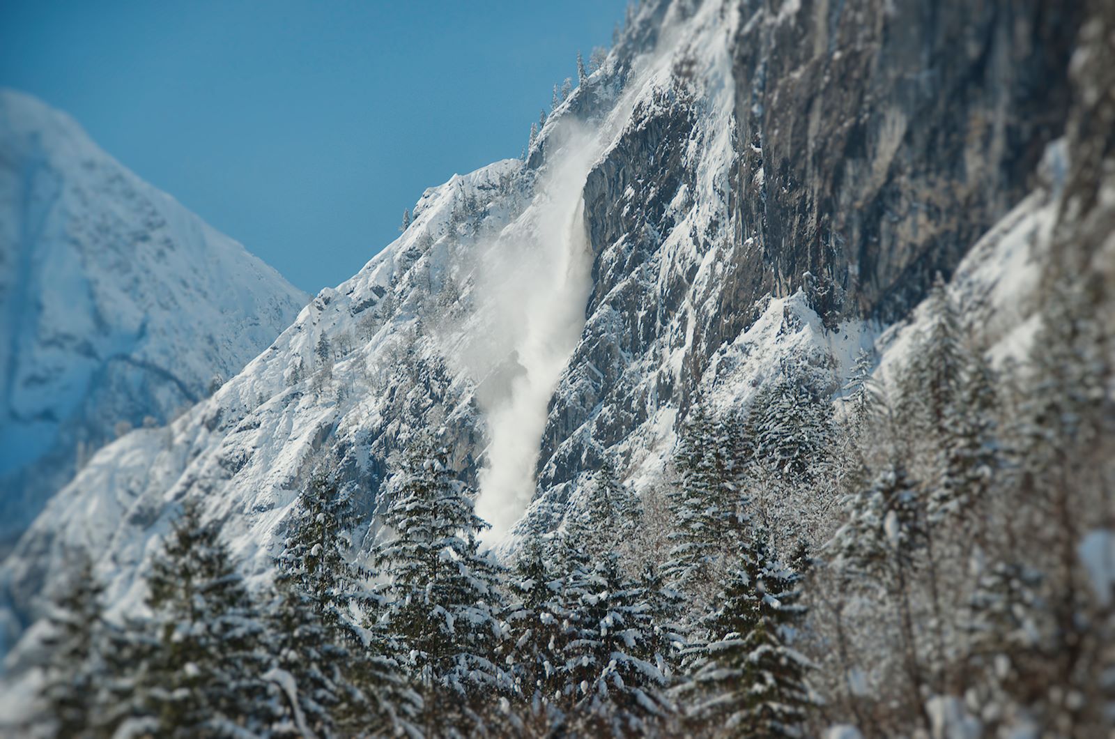 Lawinen donnern von den Felshängen im Bluntautal
