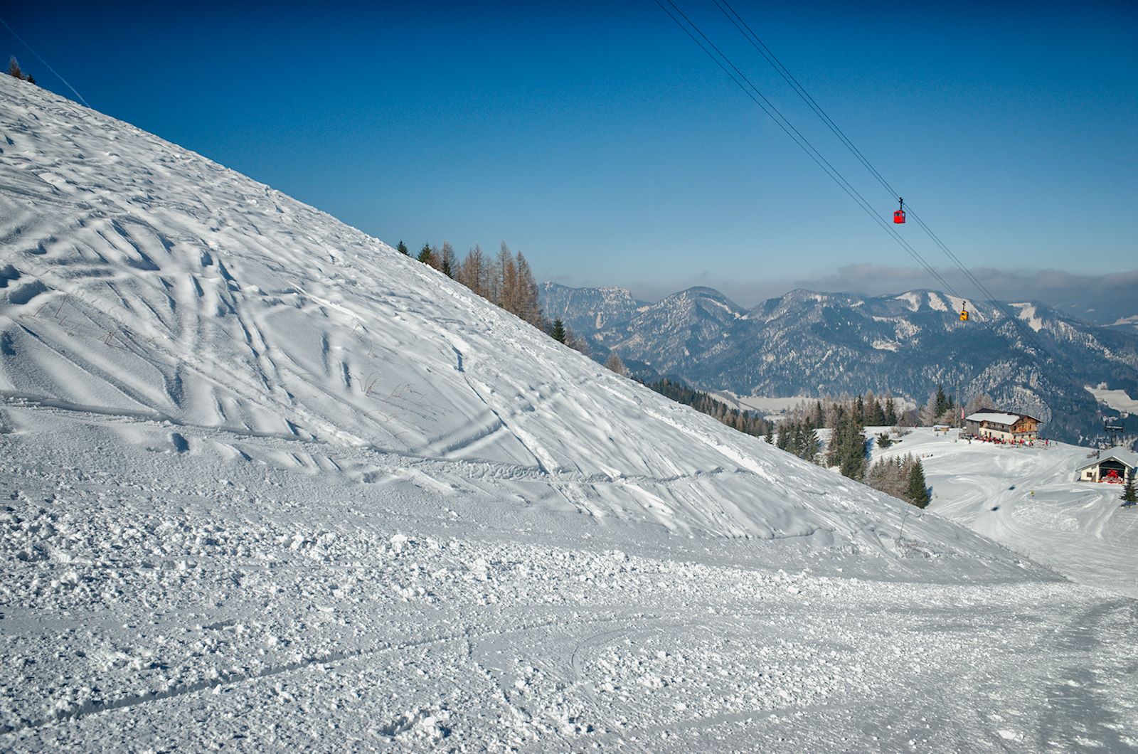 Schipiste und Seilbahn am Zwölferhorn