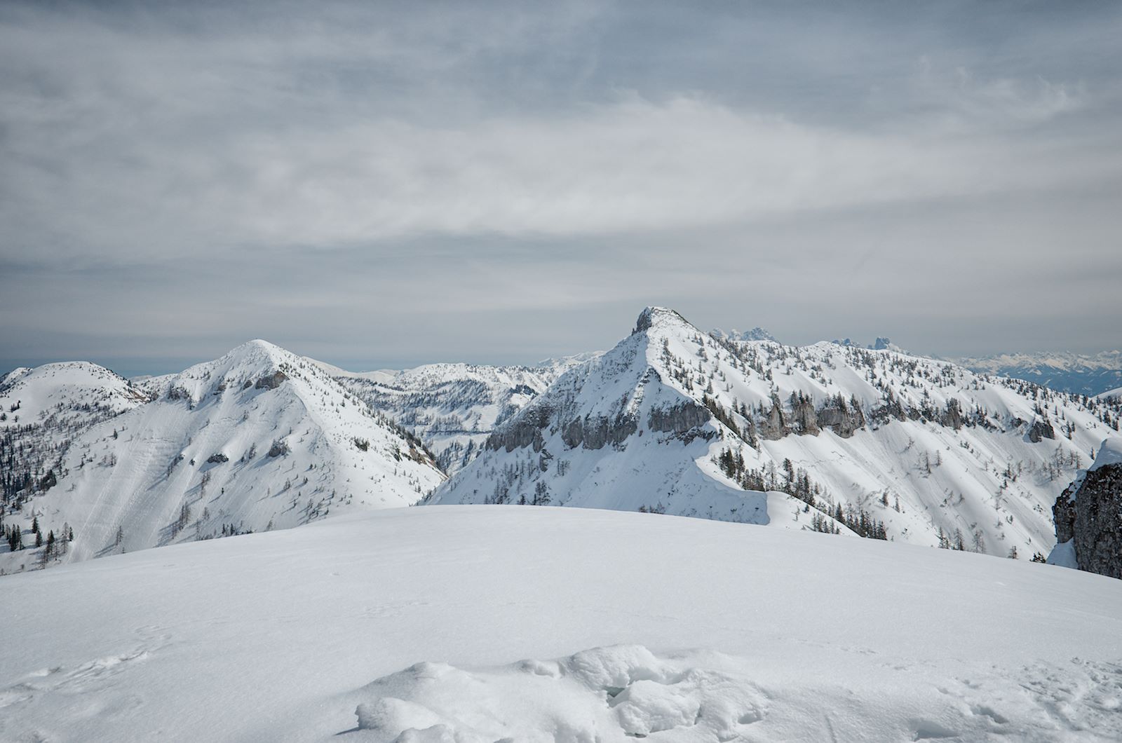 Blick vom Gipfel des Regenspitzes nach Südosten mit Gruberhorn und Gennerhorn, sowie dem Dachstein im Hintergrund