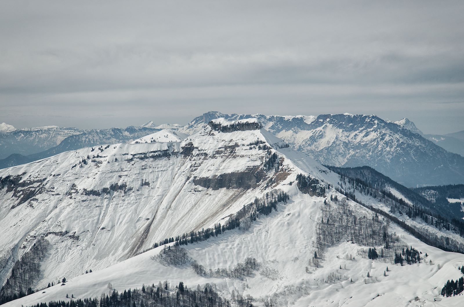 Blick vom Gipfel des Regenspitzes nach Westen mit Schmittenstein und Schlenken, sowie dem Untersberg im Hintergrund