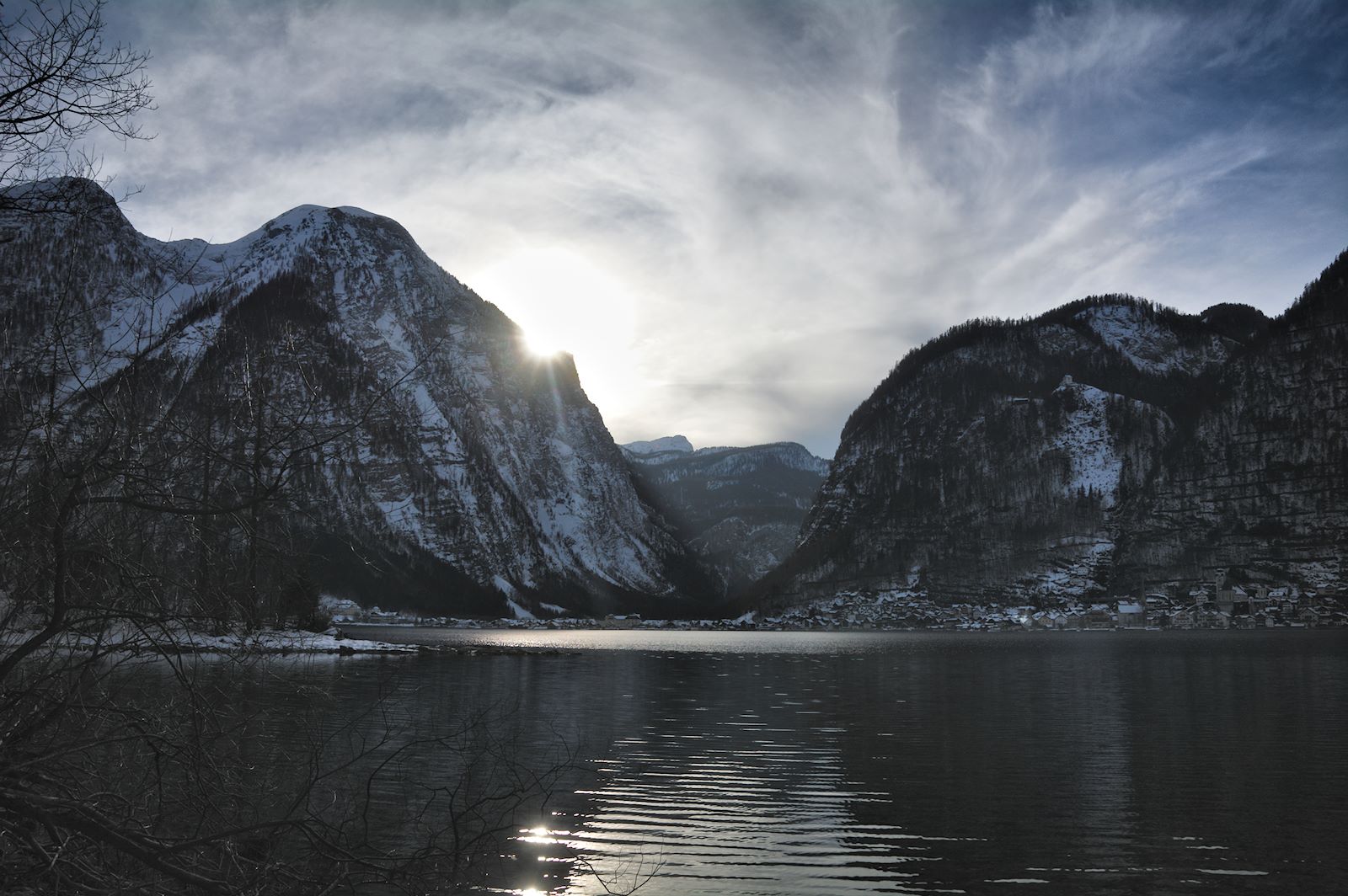 Blick auf das Westufer vom Ostuferwanderweg am Hallstättersee