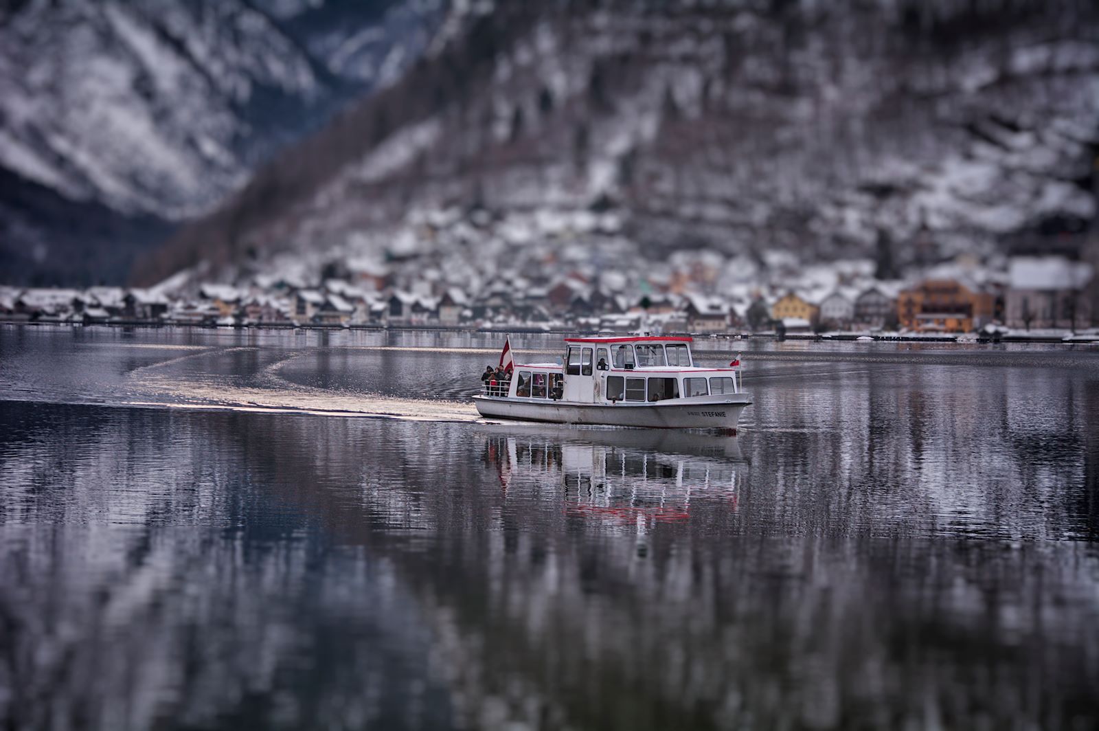 Die Fähre nach Hallstatt kurz bevor sie an der Bahnhaltestelle anlegt