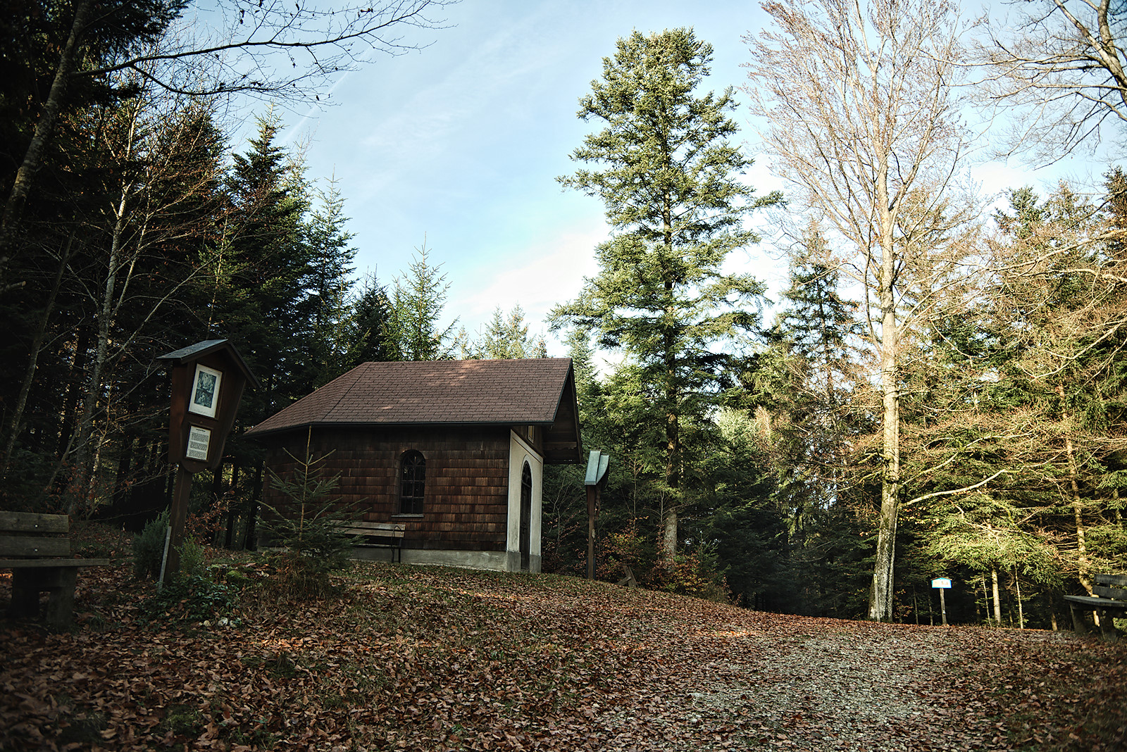 Die Hohe Kreuzkapelle oberhalb von Friedburg