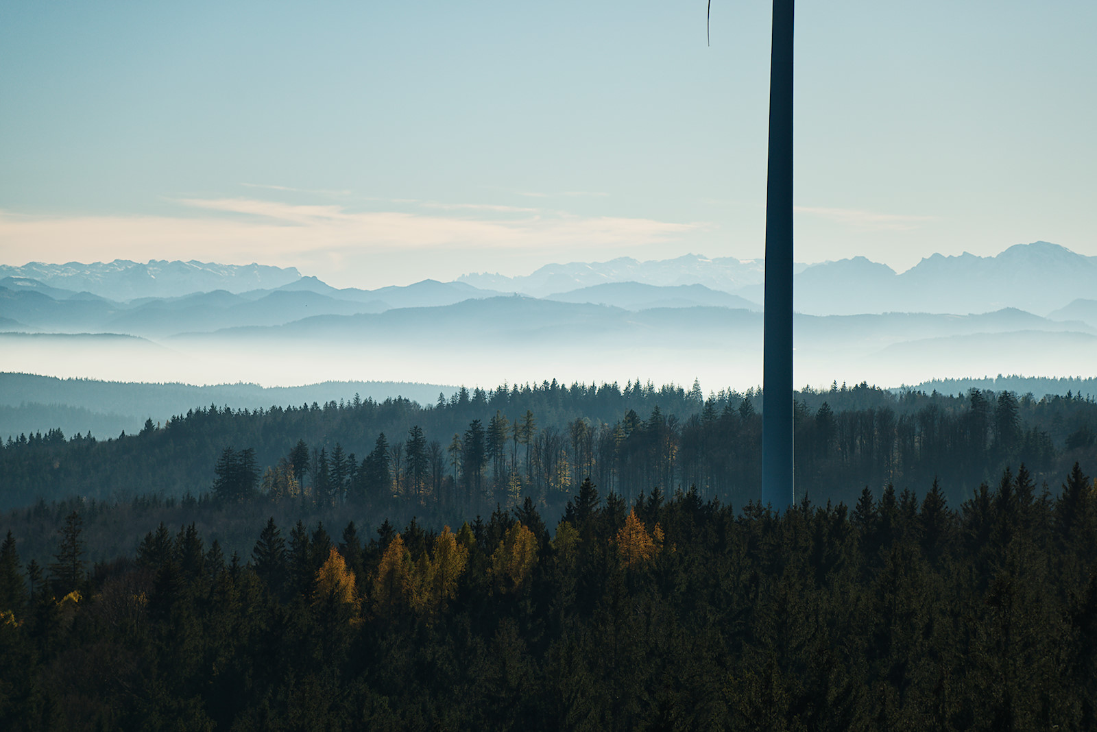 Blick von der Kobernaußerwarte nach Südwesten auf Hochkönig und Hohen Göll, davor der 100 m hohe Masten der Windkraftanlage Steiglberg