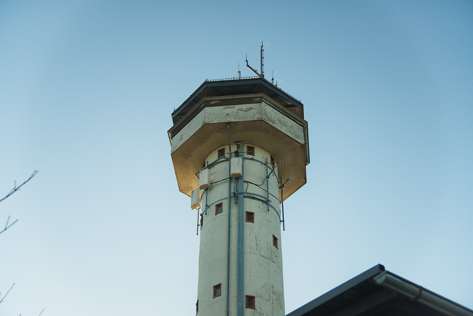 Blick von unten auf den Turm der Kobernaußerwarte