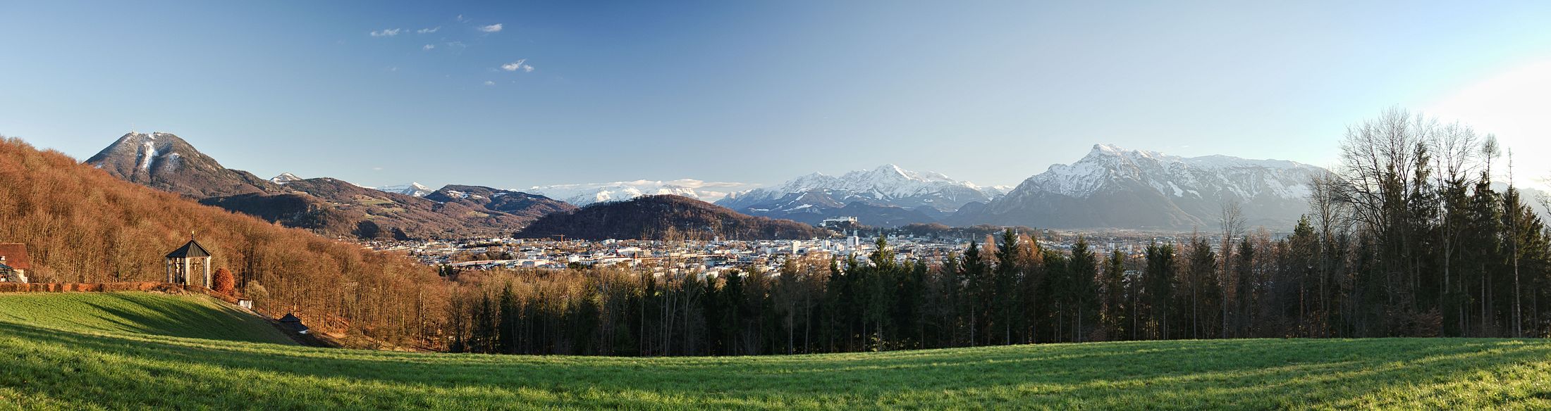 Panorama vom Plainberg nach Süden über die Stadt Salzburg auf die Nordalpen