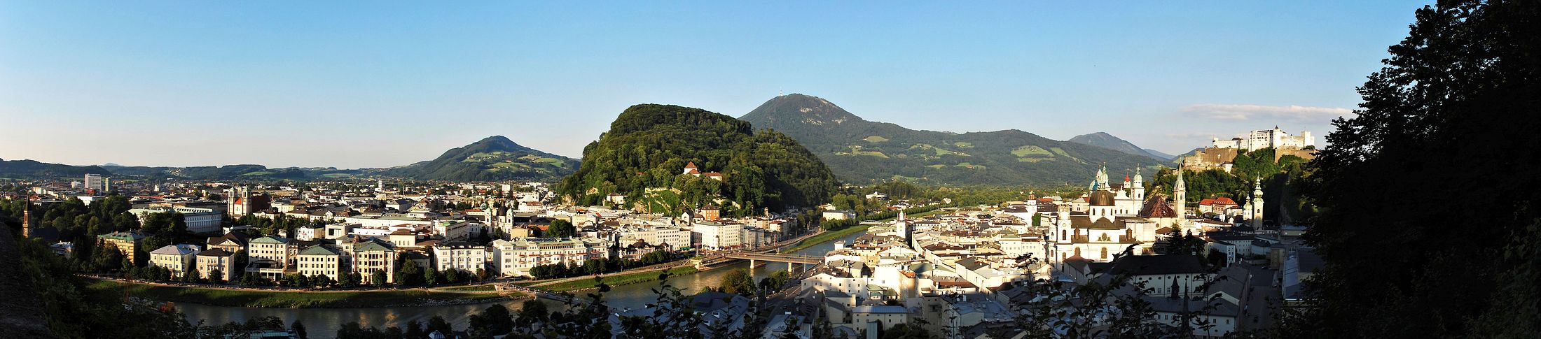 Panorama vom Mönchsberg: Von den Mittelgebirgen östlich der Stadt wandert der Blick nach links auf das Flach- und Hügelland im Norden