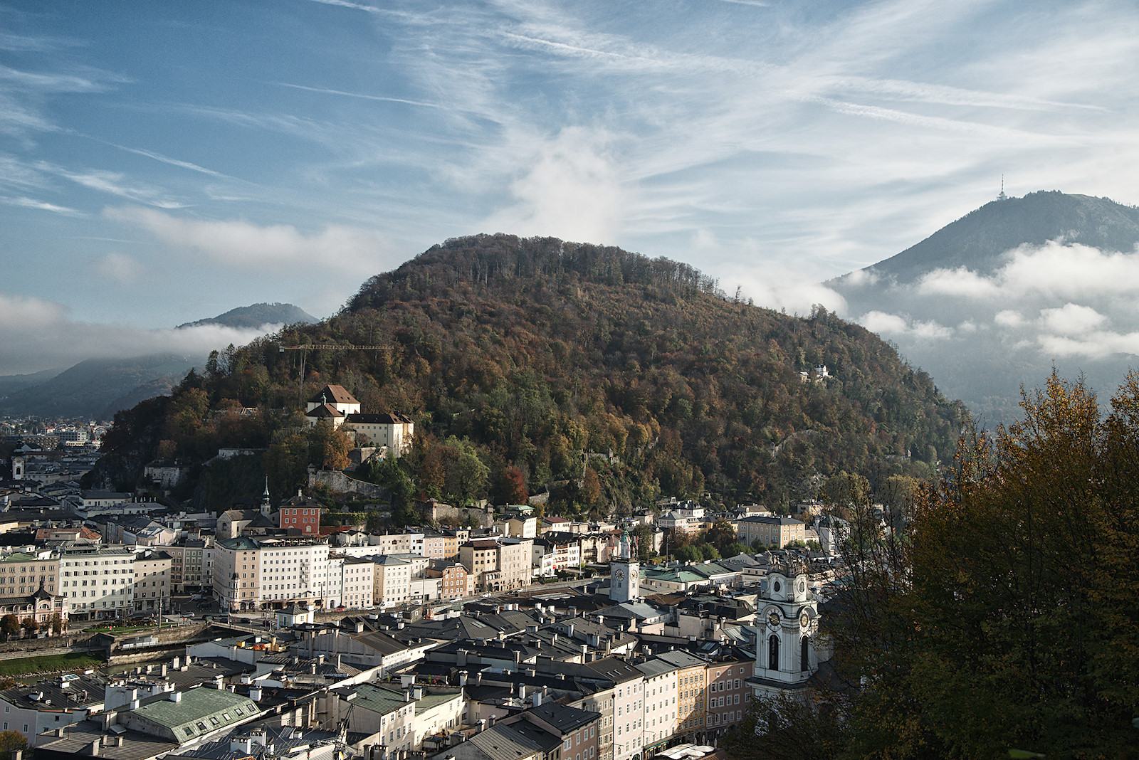 Blick vom Mönchsberg auf den Kapuzinerberg mit dem Kapuzinerkloster