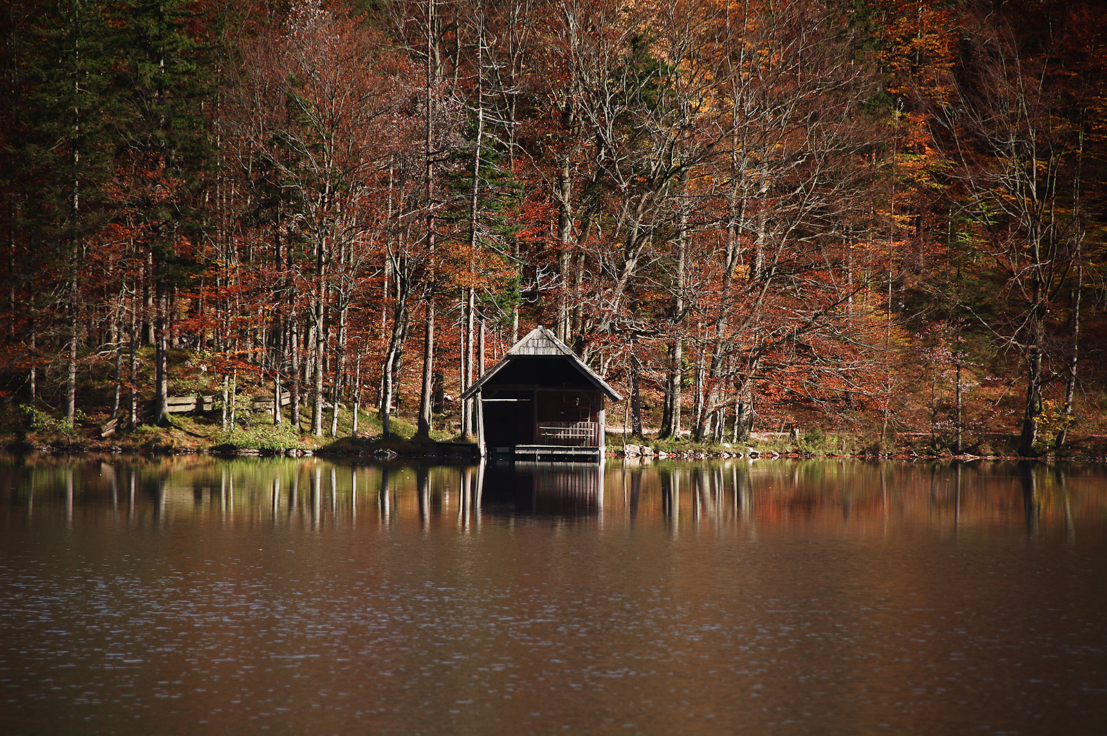 Zoom auf Bootshaus am Hinteren Langbathsee
