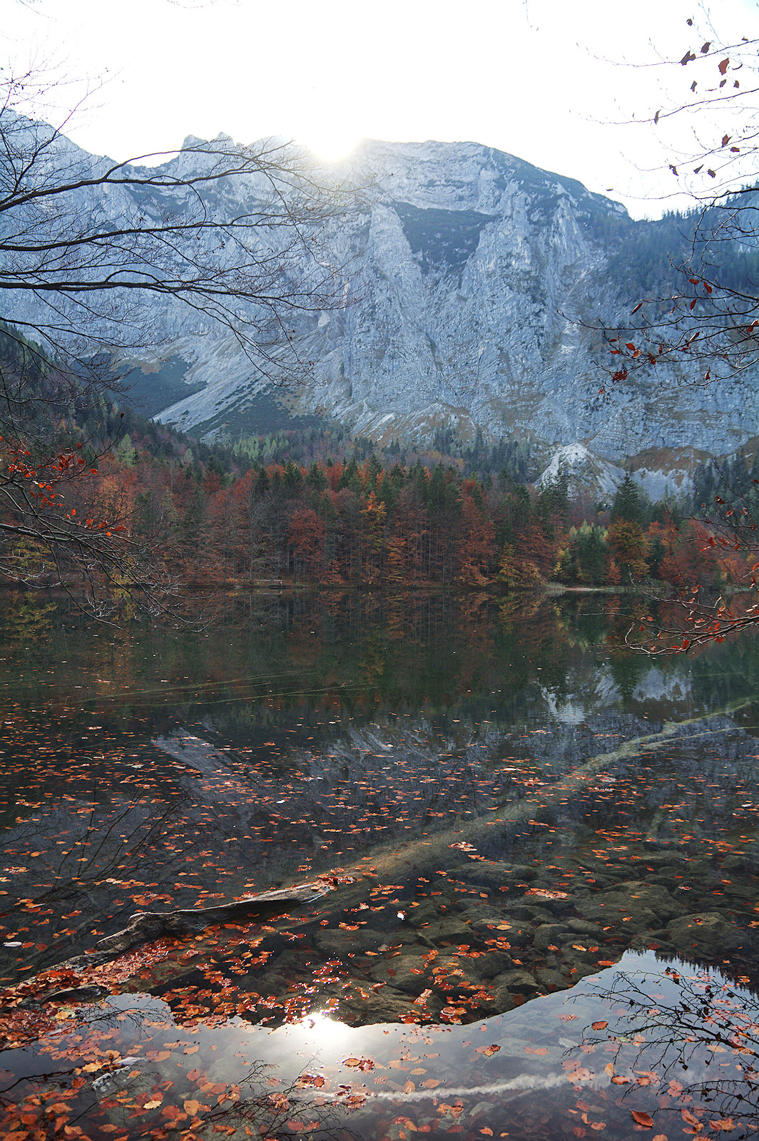 Hinterer Langbathsee mit Höllengebirge im Herbst