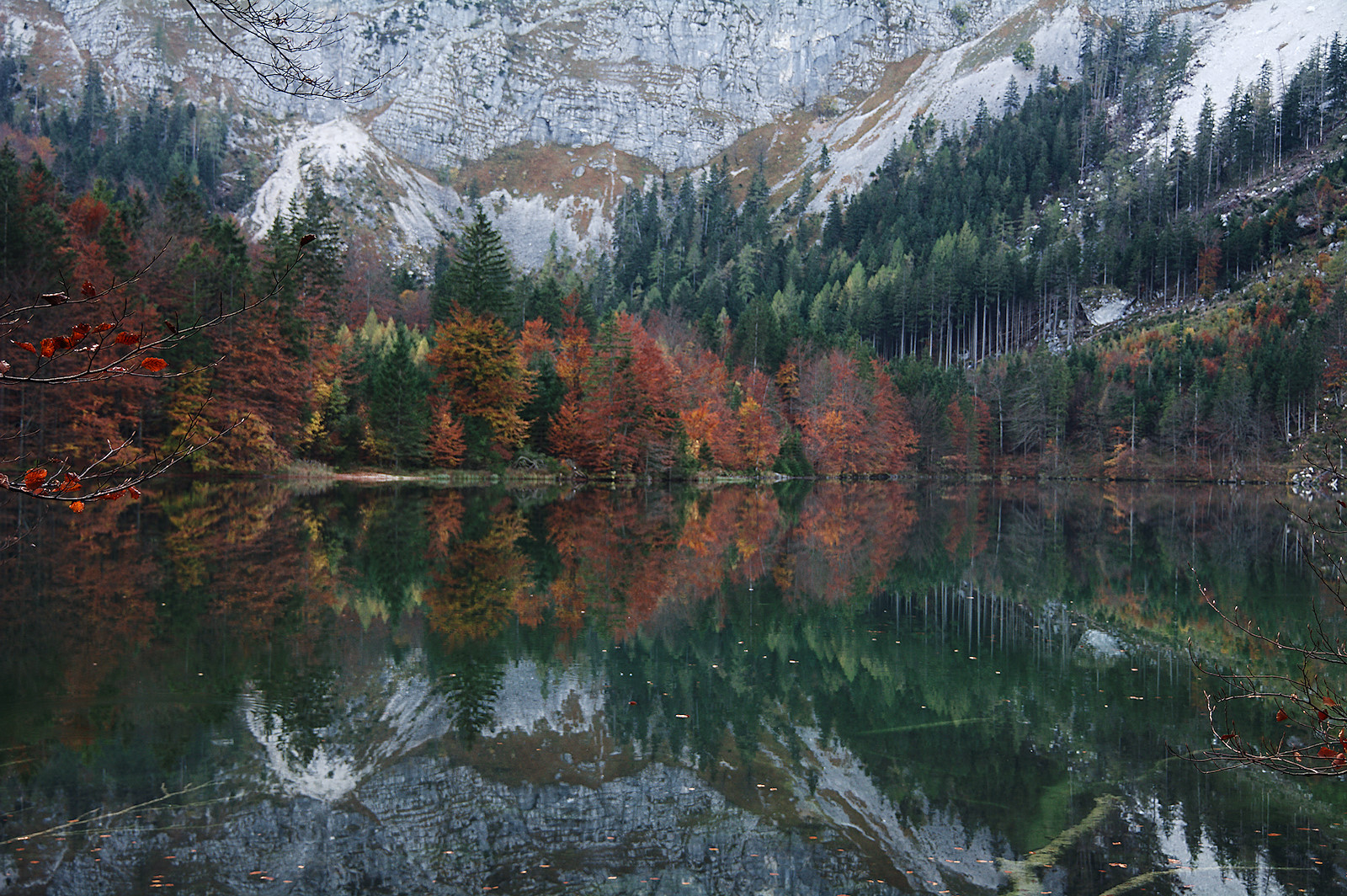 Hinterer Langbathsee mit Talschluss im Herbst