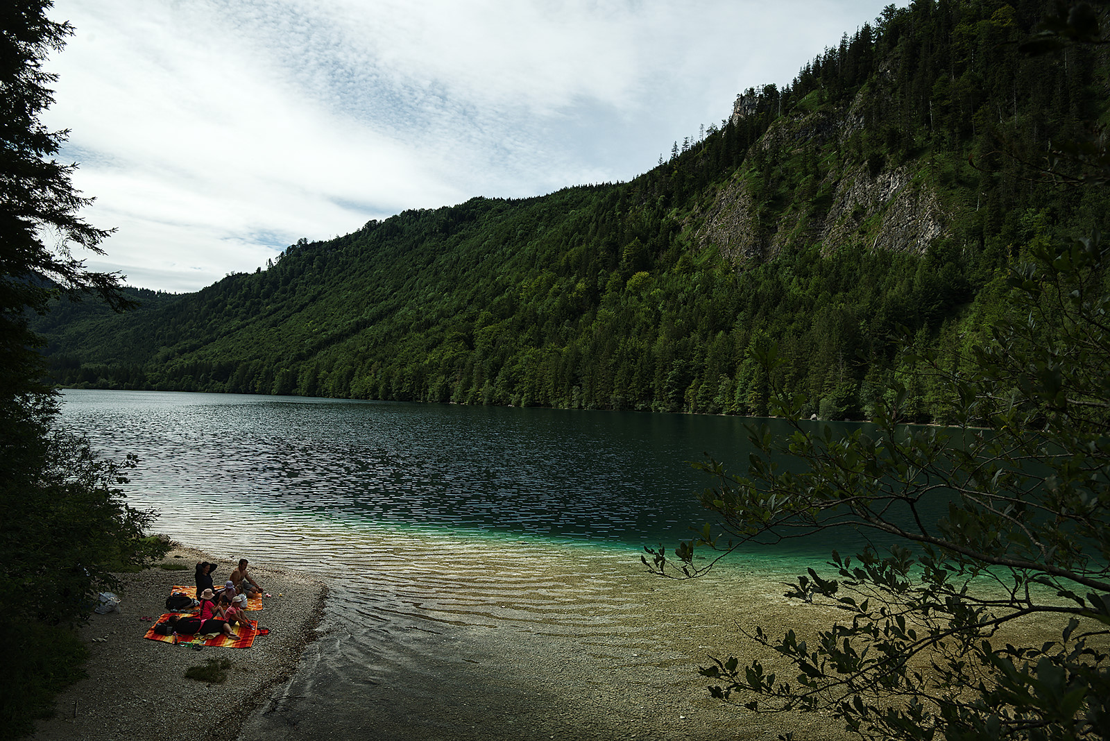 Foto von der Brücke über den Langbathbach aus, gleich dahinter beginnt der lange Kiesstrand