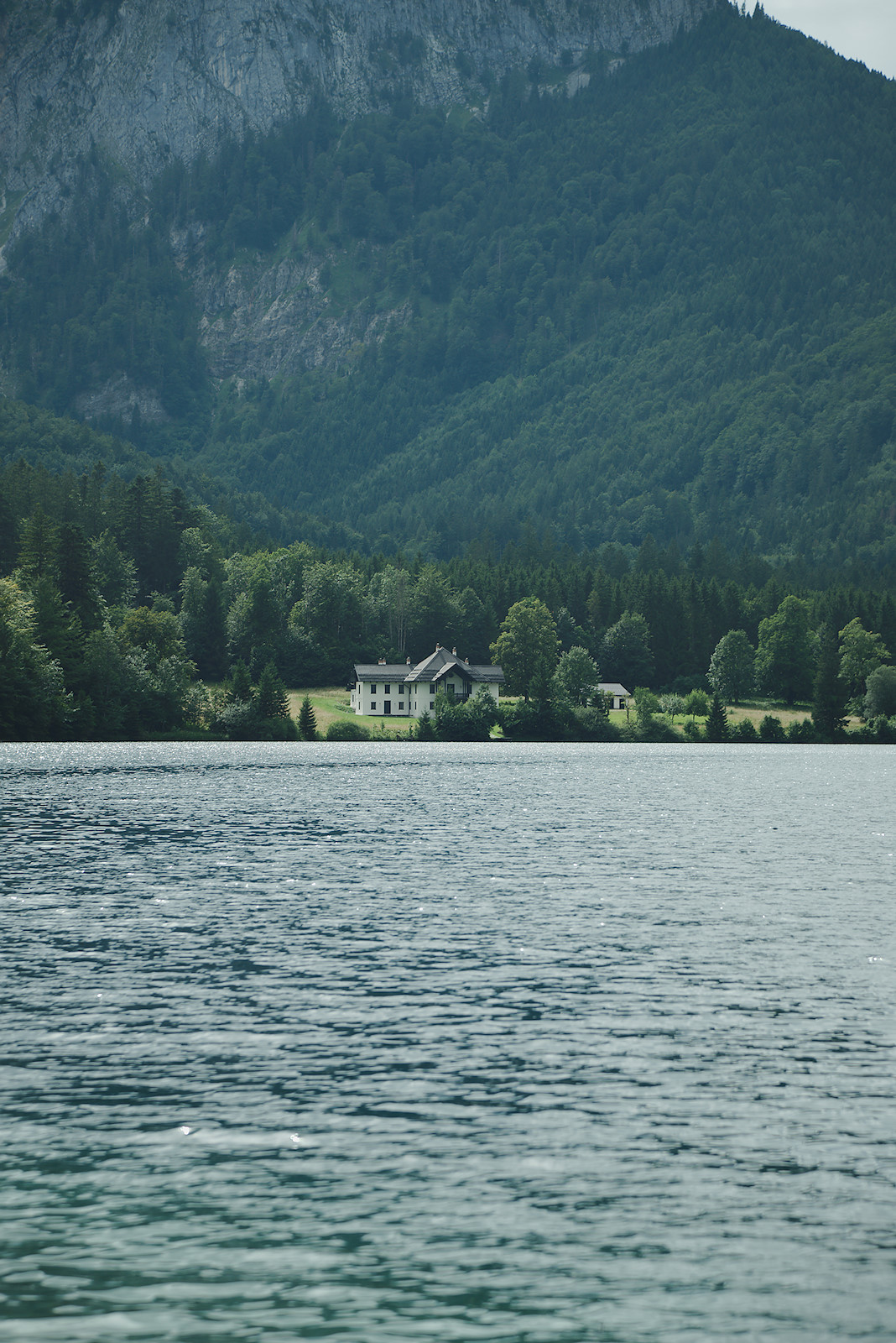 Blick über den Vorderen Langbathsee zum Westufer