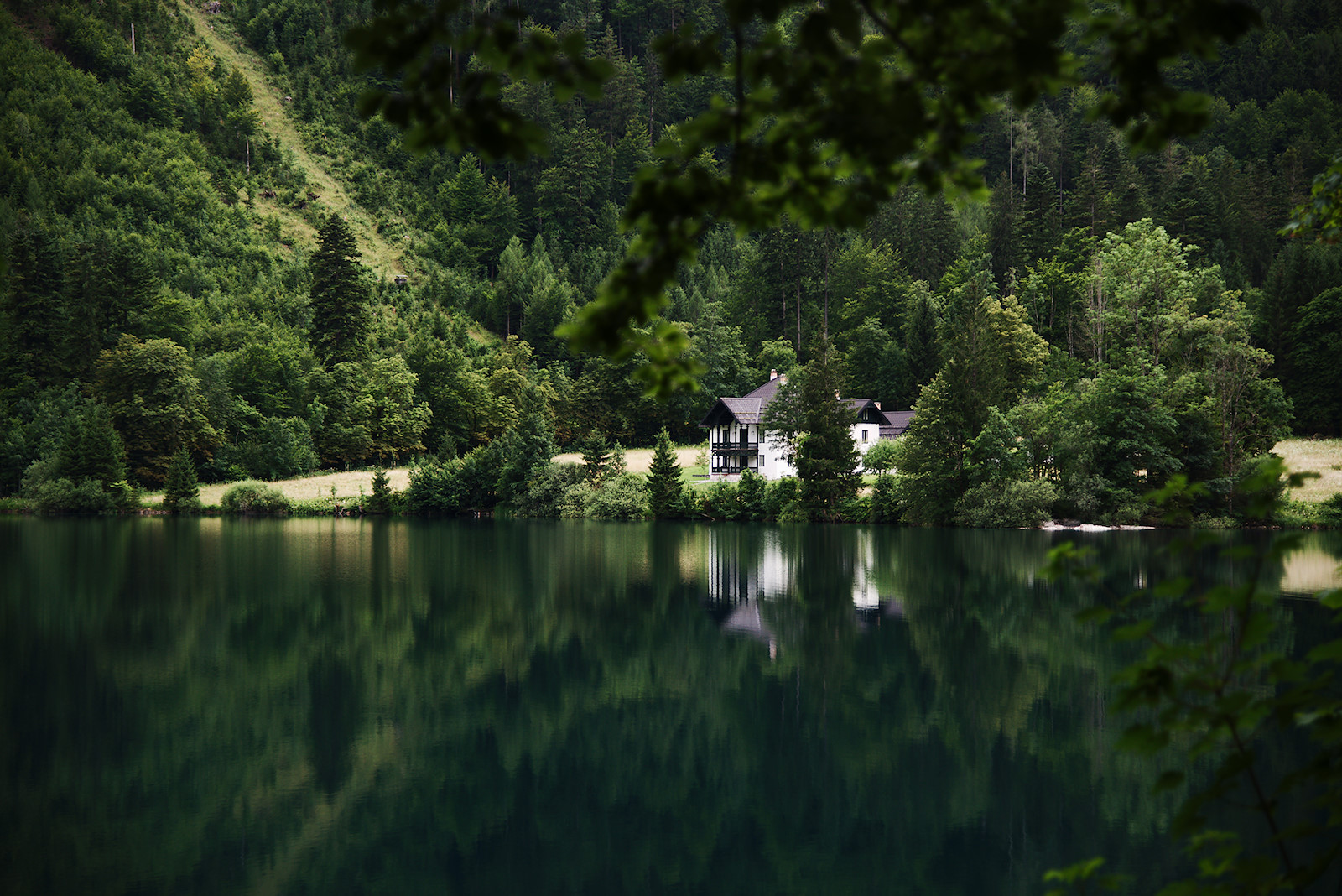 Zoom auf die ehemals kaiserliche Jagdvilla am Vorderen Langbathsee