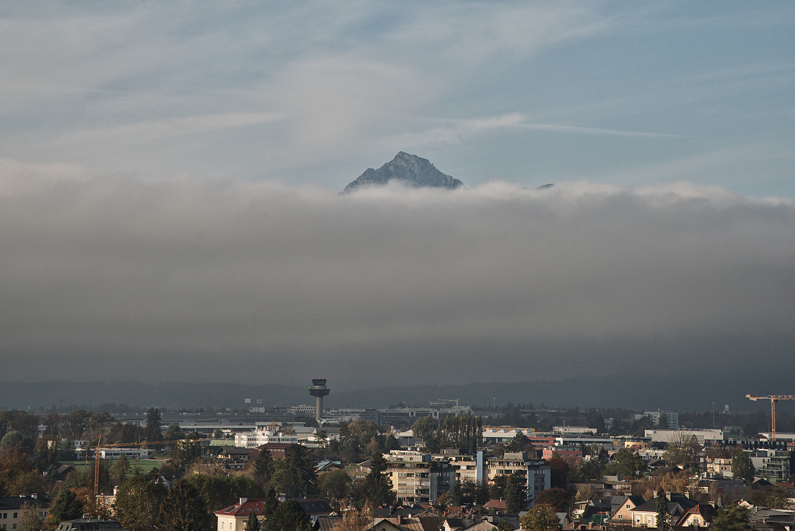 Der Gipfel des Hochstaufens ragt aus dem Nebel