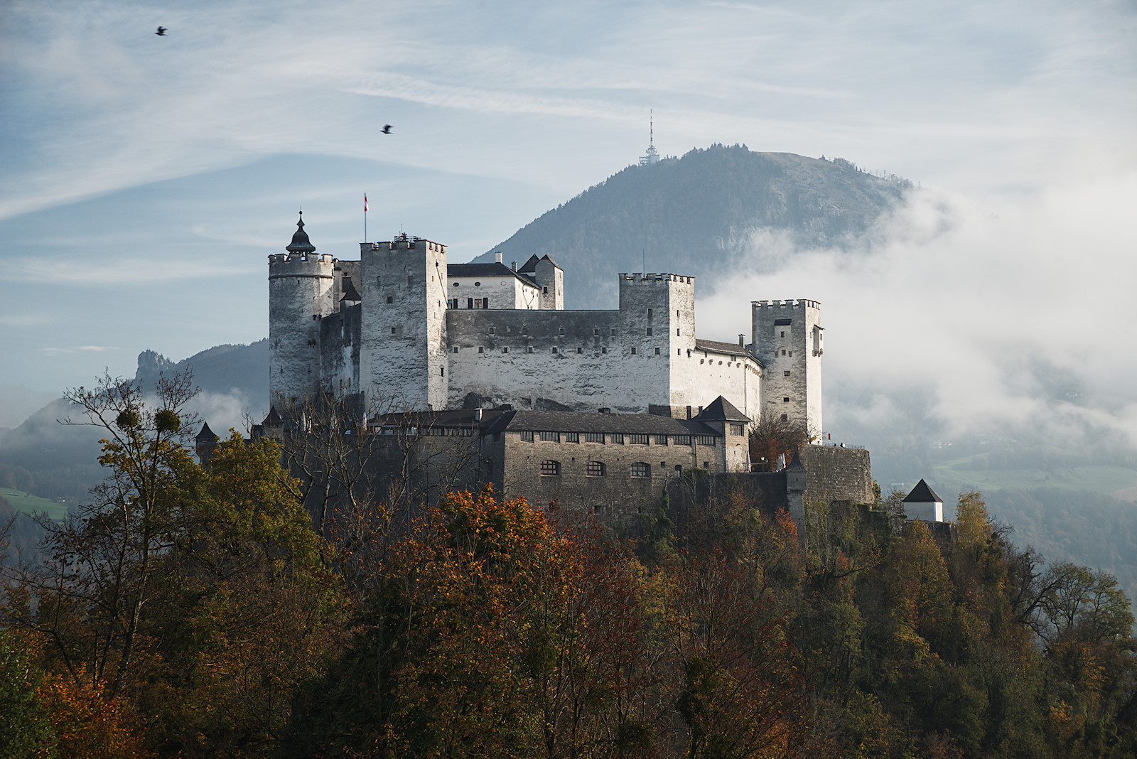 Festung Hohensalzburg mit Nebelschwaden und dem Gaisberg im Hintergrund