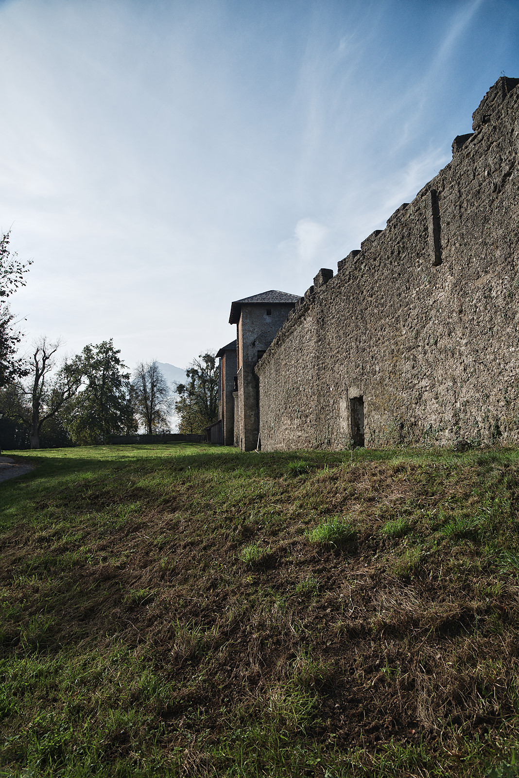 Blick auf die Mauer der Bürgerwehr vom Weg zur Stadtalm