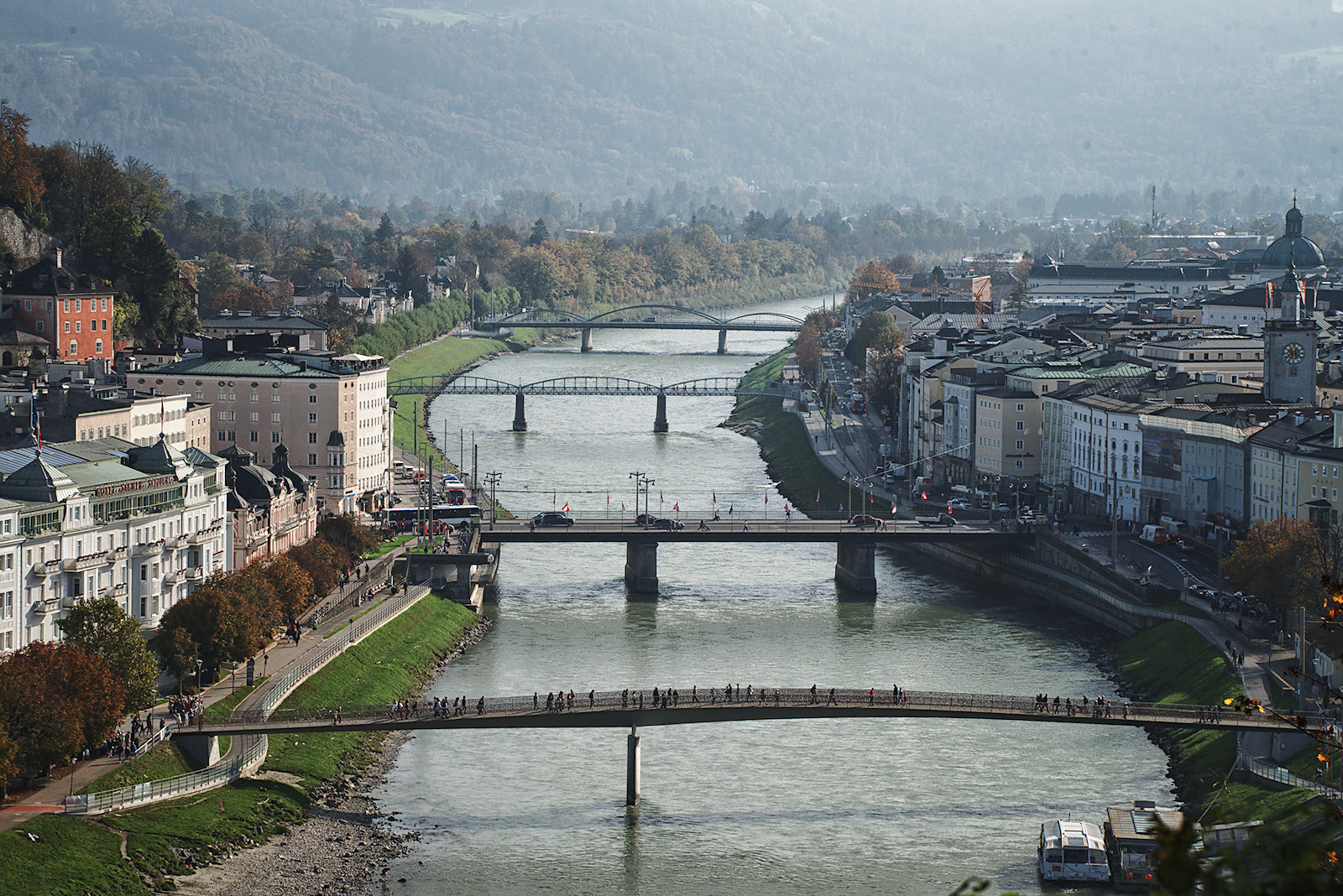 Blick vom Mönchsberg auf einige der Brücken über die Salzach