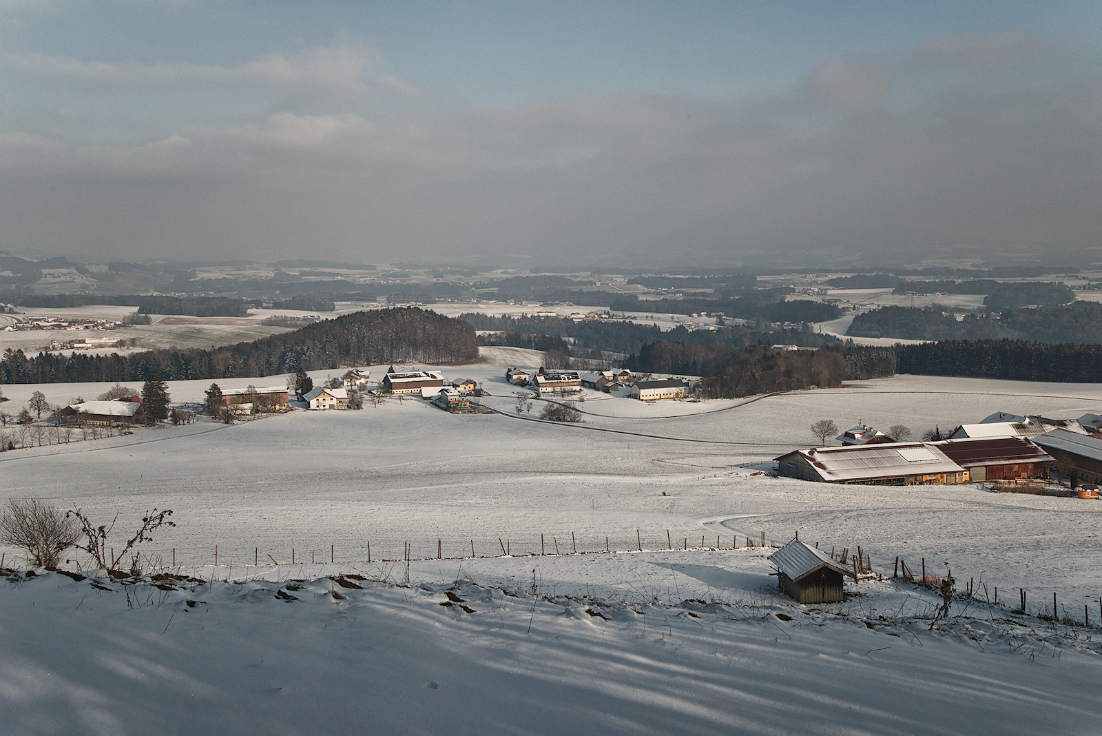 Ausblick von der Sternwarte am Haunsberg nach Osten auf den schneebedeckten Flachgau