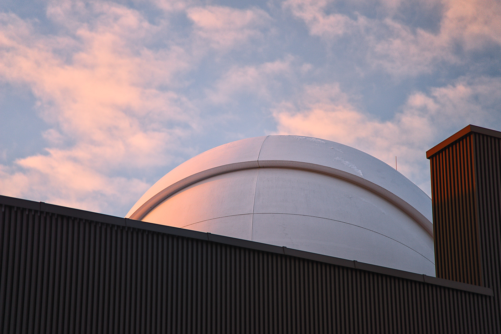 Kuppel der VEGA-Sternwarte am Haunsberg leuchtet im Abendrot